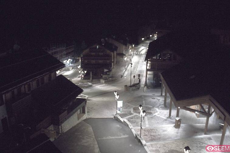 Webcam view of the square at the heart of Meribel, as seen from Hotel Le Doron. On the right is the Tourist Office and main Post Office. Sometimes you can see live entertainment in the square in front