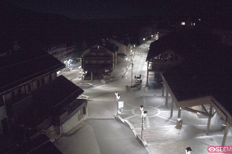 Webcam view of the square at the heart of Meribel, as seen from Hotel Le Doron. On the right is the Tourist Office and main Post Office. Sometimes you can see live entertainment in the square in front