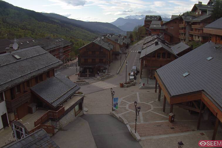 Webcam view of the square at the heart of Meribel, as seen from Hotel Le Doron. On the right is the Tourist Office and main Post Office. Sometimes you can see live entertainment in the square in front