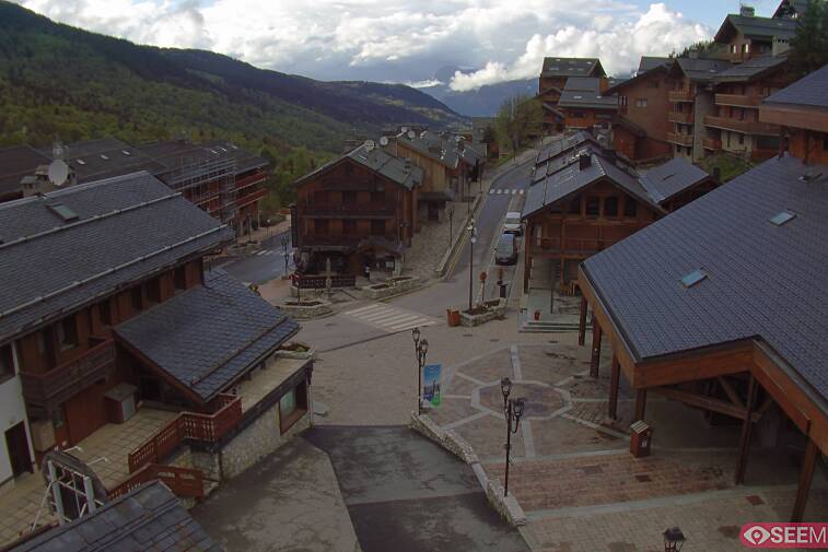 Webcam view of the square at the heart of Meribel, as seen from Hotel Le Doron. On the right is the Tourist Office and main Post Office. Sometimes you can see live entertainment in the square in front