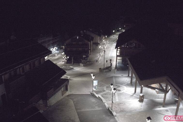 Webcam view of the square at the heart of Meribel, as seen from Hotel Le Doron. On the right is the Tourist Office and main Post Office. Sometimes you can see live entertainment in the square in front