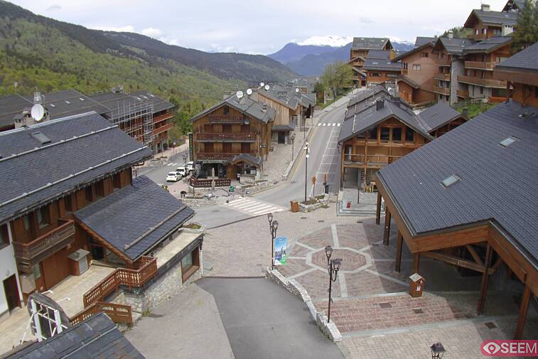 Webcam view of the square at the heart of Meribel, as seen from Hotel Le Doron. On the right is the Tourist Office and main Post Office. Sometimes you can see live entertainment in the square in front