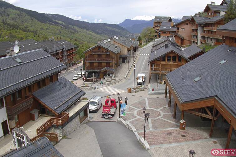 Webcam view of the square at the heart of Meribel, as seen from Hotel Le Doron. On the right is the Tourist Office and main Post Office. Sometimes you can see live entertainment in the square in front