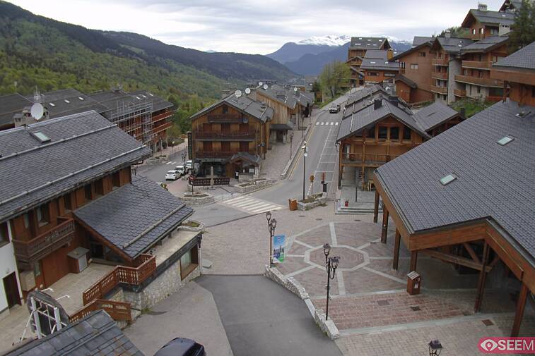 Webcam view of the square at the heart of Meribel, as seen from Hotel Le Doron. On the right is the Tourist Office and main Post Office. Sometimes you can see live entertainment in the square in front