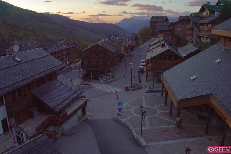 Webcam view of the square at the heart of Meribel, as seen from Hotel Le Doron. On the right is the Tourist Office and main Post Office. Sometimes you can see live entertainment in the square in front
