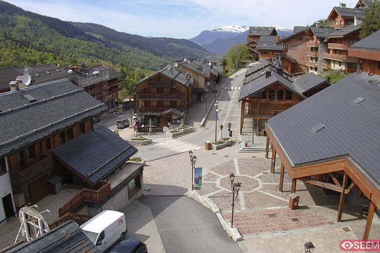 Webcam view of the square at the heart of Meribel, as seen from Hotel Le Doron. On the right is the Tourist Office and main Post Office. Sometimes you can see live entertainment in the square in front