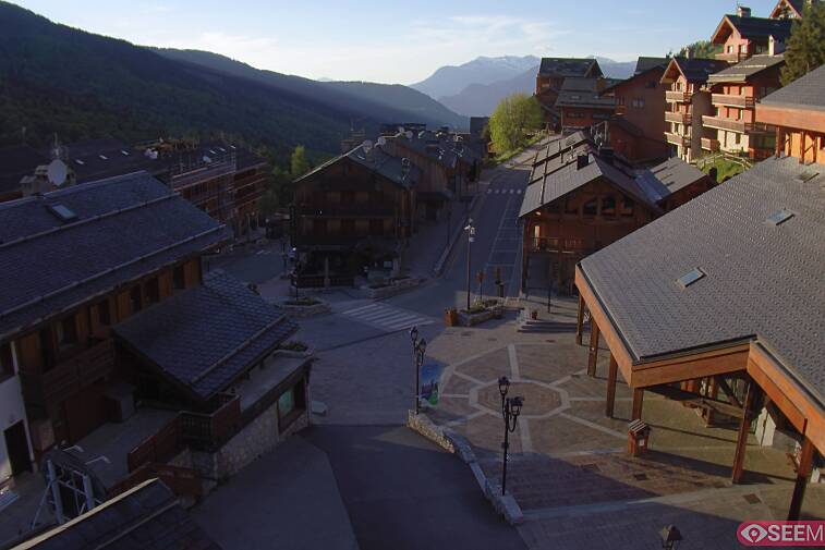 Webcam view of the square at the heart of Meribel, as seen from Hotel Le Doron. On the right is the Tourist Office and main Post Office. Sometimes you can see live entertainment in the square in front