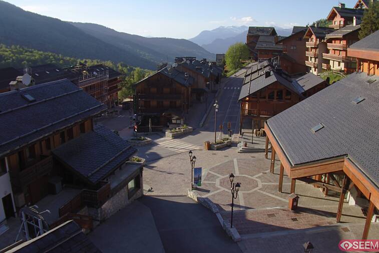 Webcam view of the square at the heart of Meribel, as seen from Hotel Le Doron. On the right is the Tourist Office and main Post Office. Sometimes you can see live entertainment in the square in front