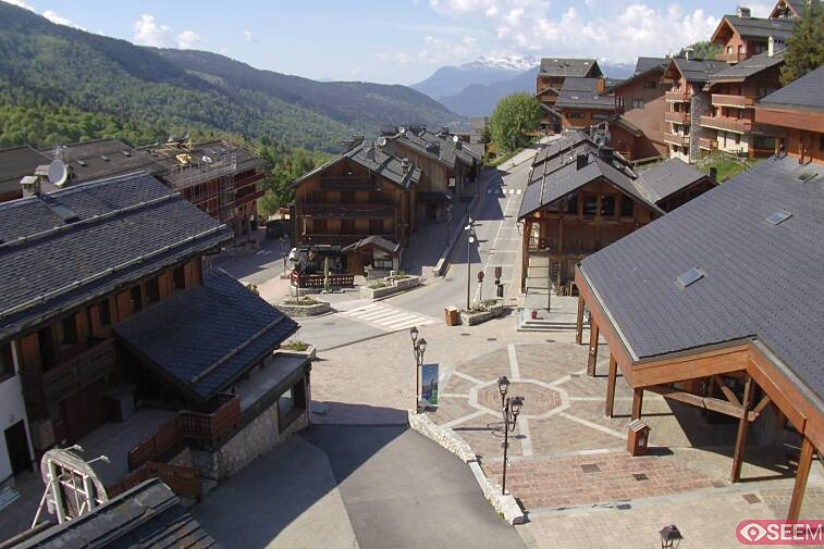 Webcam view of the square at the heart of Meribel, as seen from Hotel Le Doron. On the right is the Tourist Office and main Post Office. Sometimes you can see live entertainment in the square in front