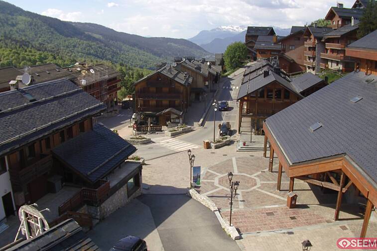 Webcam view of the square at the heart of Meribel, as seen from Hotel Le Doron. On the right is the Tourist Office and main Post Office. Sometimes you can see live entertainment in the square in front