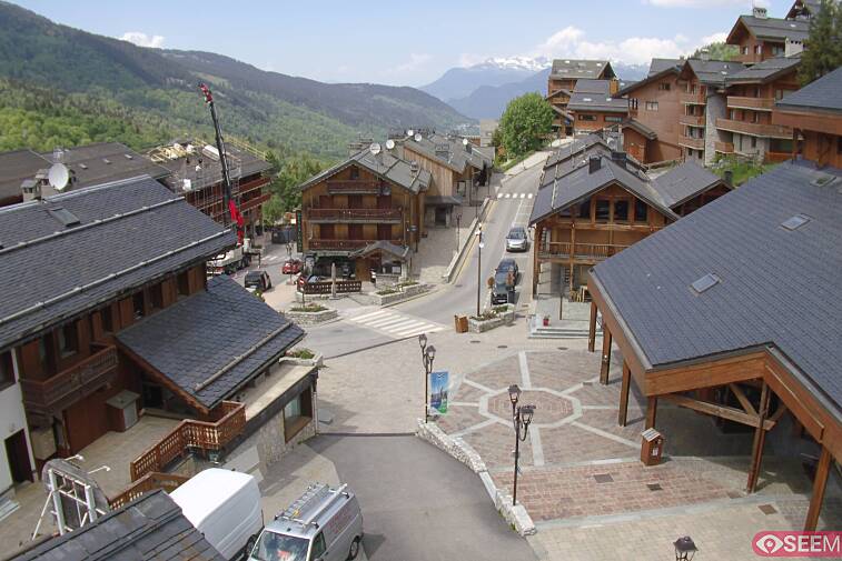 Webcam view of the square at the heart of Meribel, as seen from Hotel Le Doron. On the right is the Tourist Office and main Post Office. Sometimes you can see live entertainment in the square in front