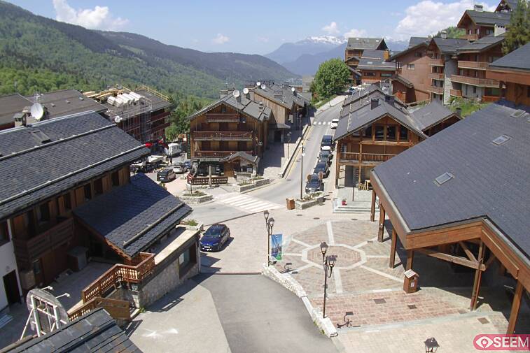 Webcam view of the square at the heart of Meribel, as seen from Hotel Le Doron. On the right is the Tourist Office and main Post Office. Sometimes you can see live entertainment in the square in front
