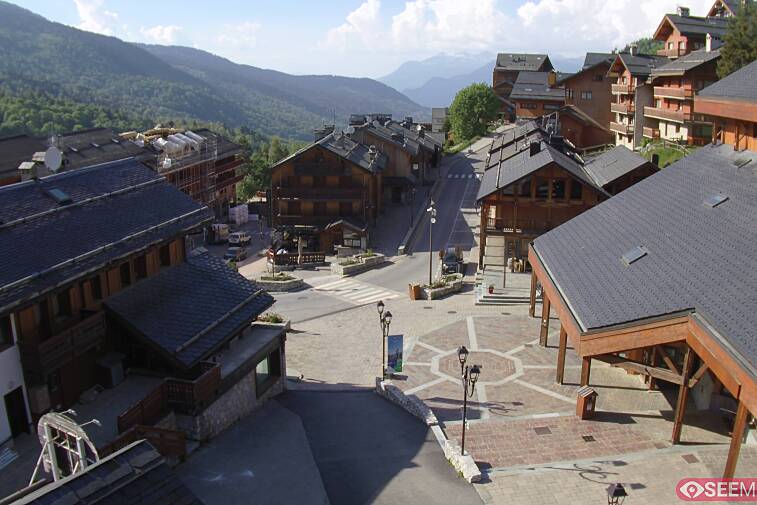 Webcam view of the square at the heart of Meribel, as seen from Hotel Le Doron. On the right is the Tourist Office and main Post Office. Sometimes you can see live entertainment in the square in front