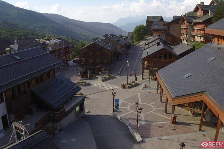 Webcam view of the square at the heart of Meribel, as seen from Hotel Le Doron. On the right is the Tourist Office and main Post Office. Sometimes you can see live entertainment in the square in front