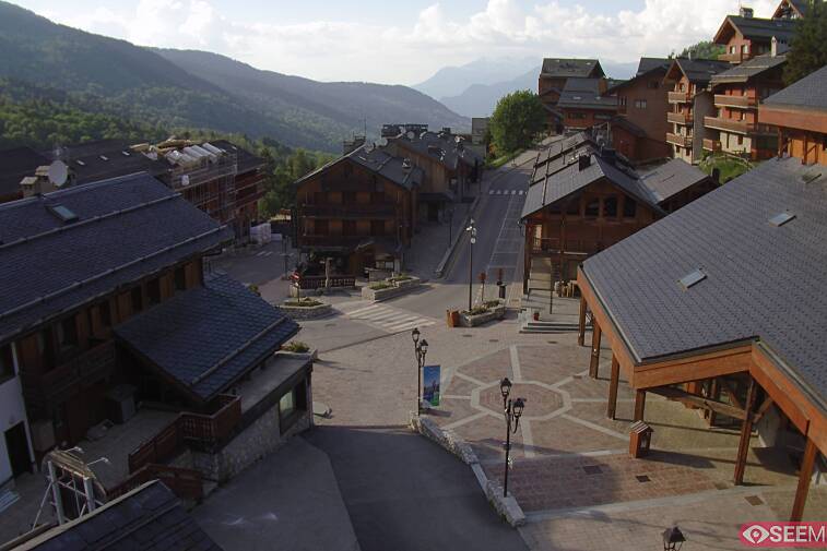 Webcam view of the square at the heart of Meribel, as seen from Hotel Le Doron. On the right is the Tourist Office and main Post Office. Sometimes you can see live entertainment in the square in front