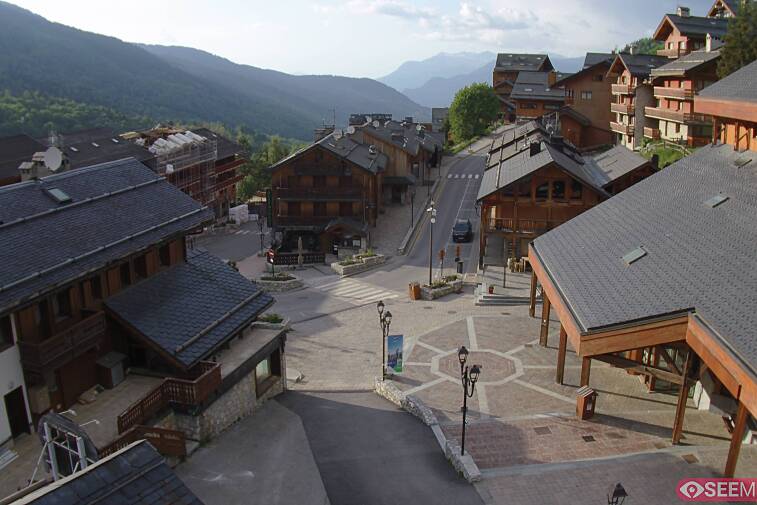 Webcam view of the square at the heart of Meribel, as seen from Hotel Le Doron. On the right is the Tourist Office and main Post Office. Sometimes you can see live entertainment in the square in front