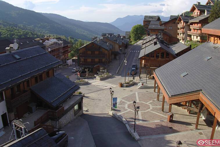 Webcam view of the square at the heart of Meribel, as seen from Hotel Le Doron. On the right is the Tourist Office and main Post Office. Sometimes you can see live entertainment in the square in front