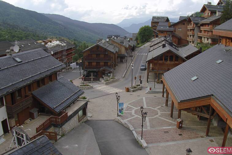 Webcam view of the square at the heart of Meribel, as seen from Hotel Le Doron. On the right is the Tourist Office and main Post Office. Sometimes you can see live entertainment in the square in front