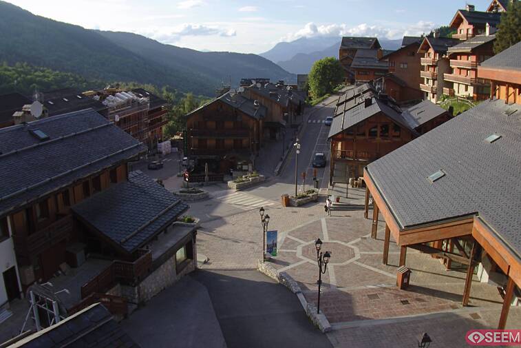 Webcam view of the square at the heart of Meribel, as seen from Hotel Le Doron. On the right is the Tourist Office and main Post Office. Sometimes you can see live entertainment in the square in front