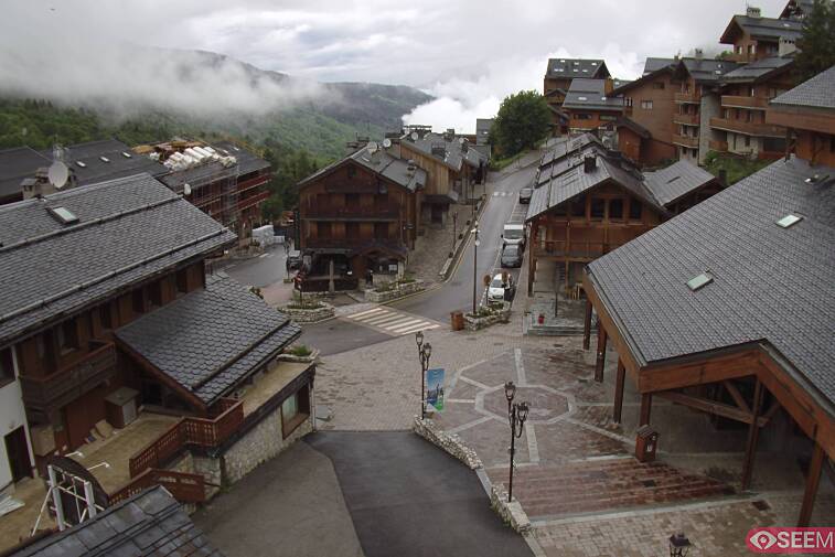 Webcam view of the square at the heart of Meribel, as seen from Hotel Le Doron. On the right is the Tourist Office and main Post Office. Sometimes you can see live entertainment in the square in front