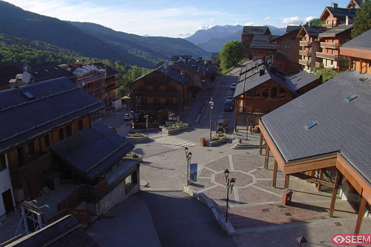 Webcam view of the square at the heart of Meribel, as seen from Hotel Le Doron. On the right is the Tourist Office and main Post Office. Sometimes you can see live entertainment in the square in front
