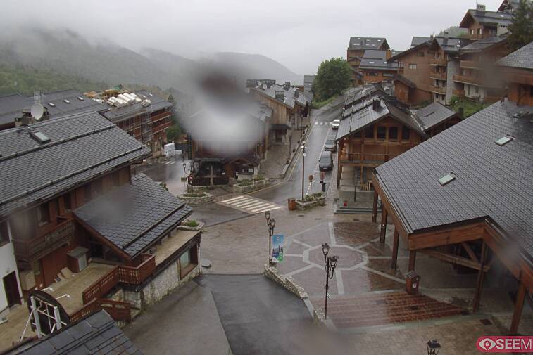 Webcam view of the square at the heart of Meribel, as seen from Hotel Le Doron. On the right is the Tourist Office and main Post Office. Sometimes you can see live entertainment in the square in front