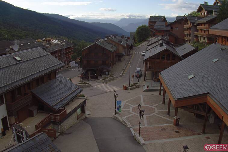 Webcam view of the square at the heart of Meribel, as seen from Hotel Le Doron. On the right is the Tourist Office and main Post Office. Sometimes you can see live entertainment in the square in front