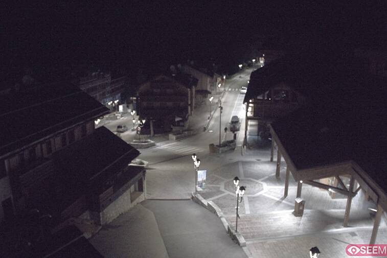 Webcam view of the square at the heart of Meribel, as seen from Hotel Le Doron. On the right is the Tourist Office and main Post Office. Sometimes you can see live entertainment in the square in front