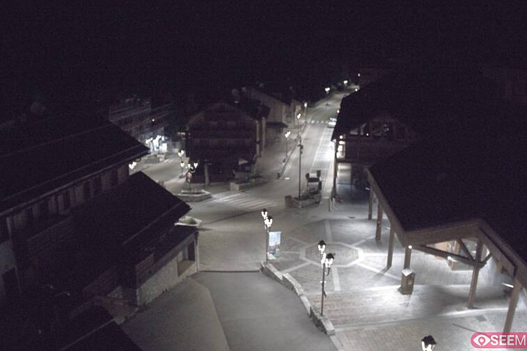 Webcam view of the square at the heart of Meribel, as seen from Hotel Le Doron. On the right is the Tourist Office and main Post Office. Sometimes you can see live entertainment in the square in front