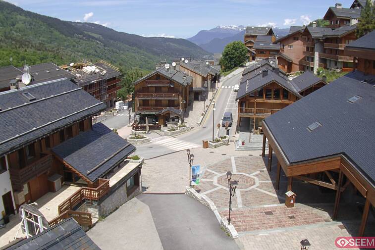 Webcam view of the square at the heart of Meribel, as seen from Hotel Le Doron. On the right is the Tourist Office and main Post Office. Sometimes you can see live entertainment in the square in front