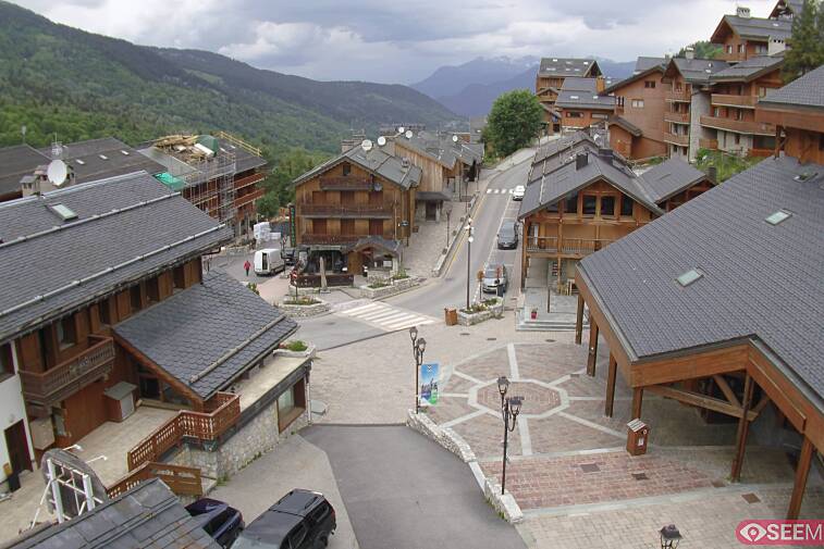 Webcam view of the square at the heart of Meribel, as seen from Hotel Le Doron. On the right is the Tourist Office and main Post Office. Sometimes you can see live entertainment in the square in front