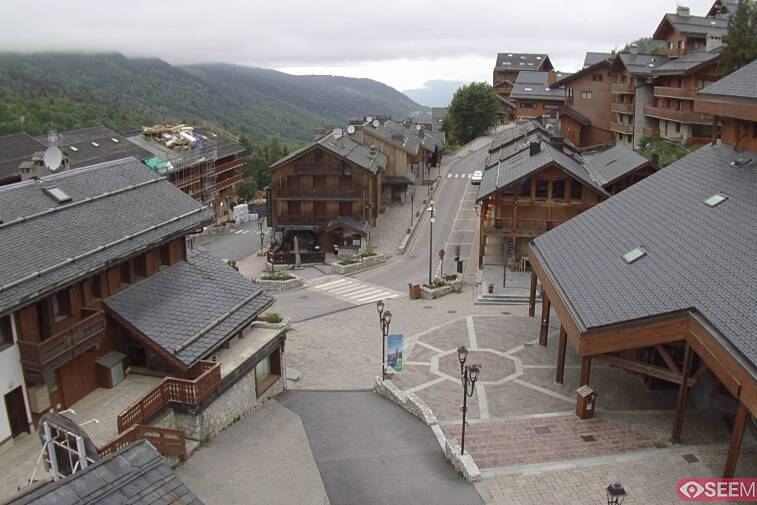 Webcam view of the square at the heart of Meribel, as seen from Hotel Le Doron. On the right is the Tourist Office and main Post Office. Sometimes you can see live entertainment in the square in front
