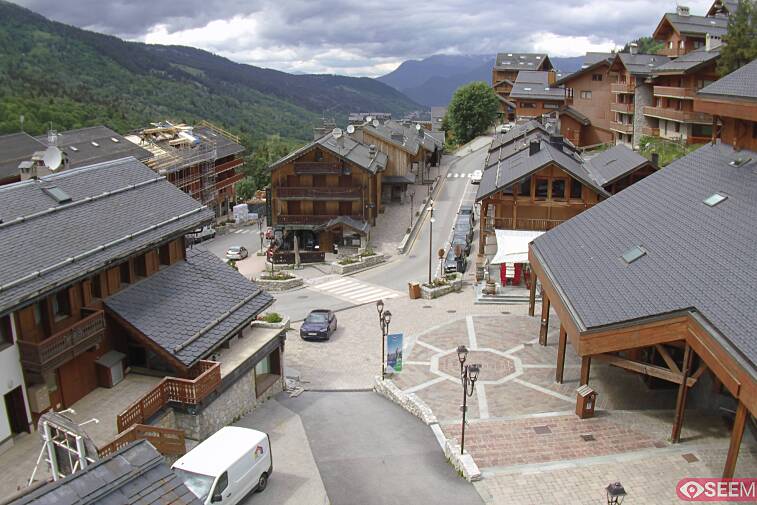 Webcam view of the square at the heart of Meribel, as seen from Hotel Le Doron. On the right is the Tourist Office and main Post Office. Sometimes you can see live entertainment in the square in front