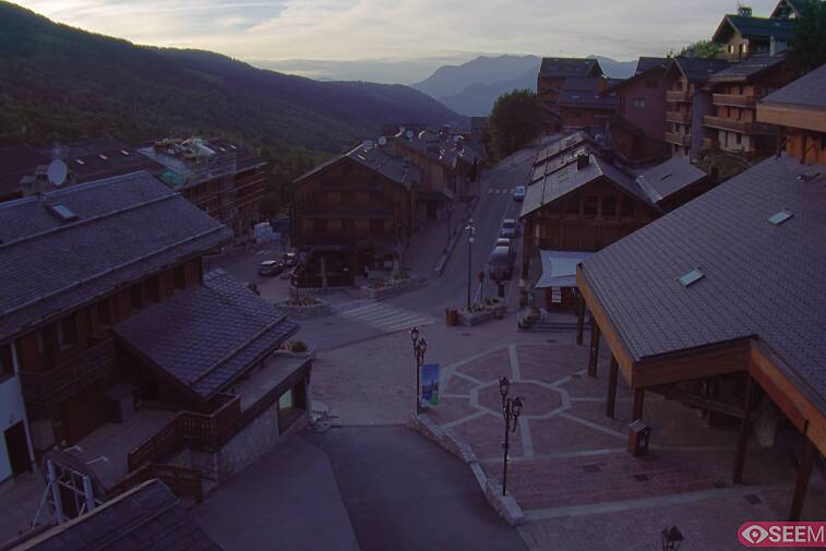 Webcam view of the square at the heart of Meribel, as seen from Hotel Le Doron. On the right is the Tourist Office and main Post Office. Sometimes you can see live entertainment in the square in front