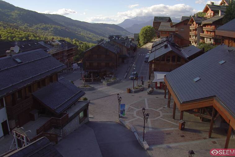 Webcam view of the square at the heart of Meribel, as seen from Hotel Le Doron. On the right is the Tourist Office and main Post Office. Sometimes you can see live entertainment in the square in front