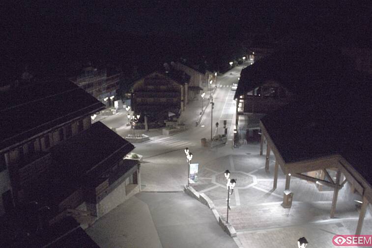 Webcam view of the square at the heart of Meribel, as seen from Hotel Le Doron. On the right is the Tourist Office and main Post Office. Sometimes you can see live entertainment in the square in front