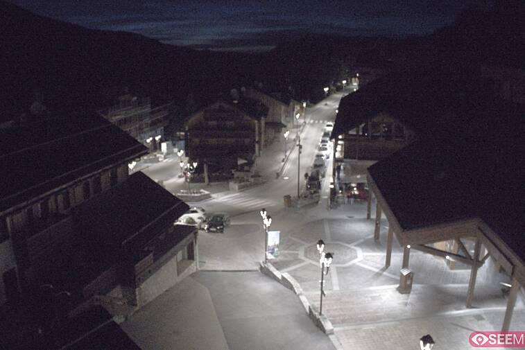 Webcam view of the square at the heart of Meribel, as seen from Hotel Le Doron. On the right is the Tourist Office and main Post Office. Sometimes you can see live entertainment in the square in front