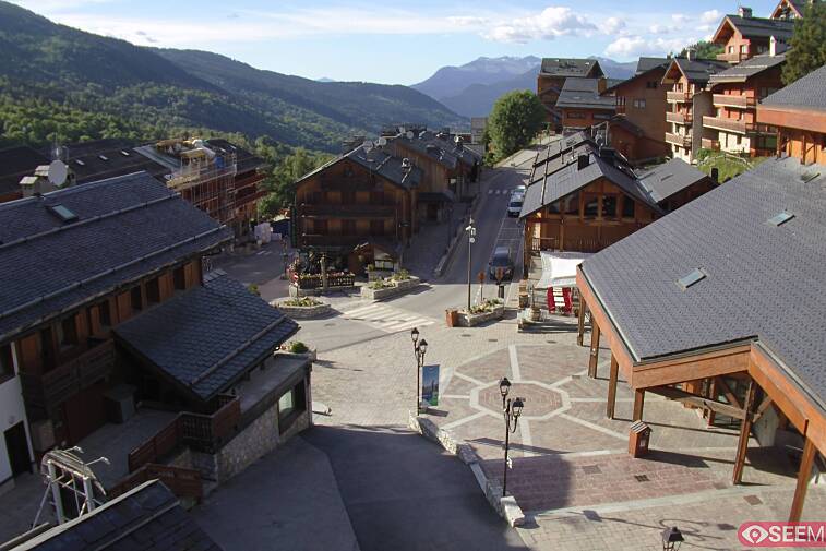 Webcam view of the square at the heart of Meribel, as seen from Hotel Le Doron. On the right is the Tourist Office and main Post Office. Sometimes you can see live entertainment in the square in front