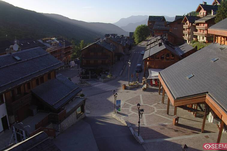 Webcam view of the square at the heart of Meribel, as seen from Hotel Le Doron. On the right is the Tourist Office and main Post Office. Sometimes you can see live entertainment in the square in front