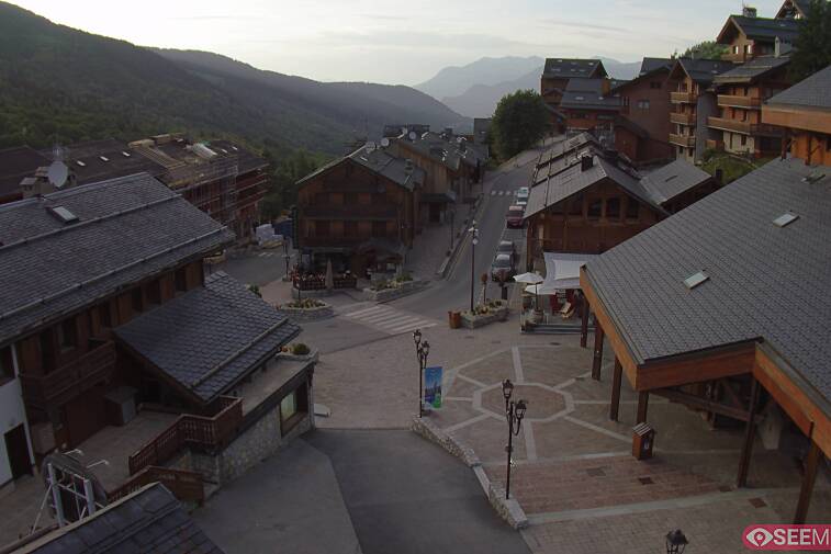 Webcam view of the square at the heart of Meribel, as seen from Hotel Le Doron. On the right is the Tourist Office and main Post Office. Sometimes you can see live entertainment in the square in front