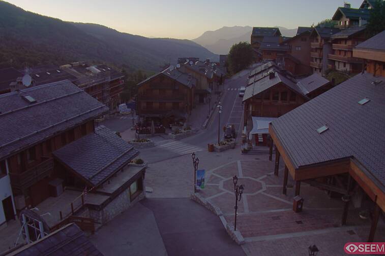Webcam view of the square at the heart of Meribel, as seen from Hotel Le Doron. On the right is the Tourist Office and main Post Office. Sometimes you can see live entertainment in the square in front