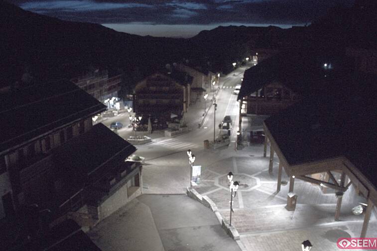 Webcam view of the square at the heart of Meribel, as seen from Hotel Le Doron. On the right is the Tourist Office and main Post Office. Sometimes you can see live entertainment in the square in front