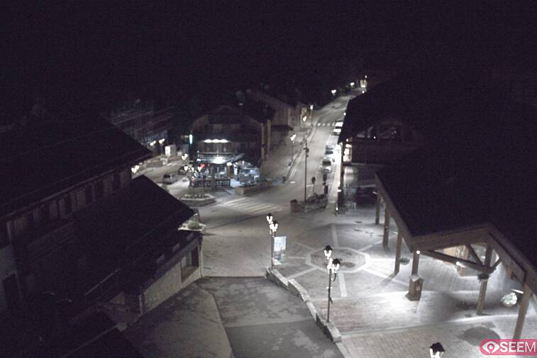 Webcam view of the square at the heart of Meribel, as seen from Hotel Le Doron. On the right is the Tourist Office and main Post Office. Sometimes you can see live entertainment in the square in front