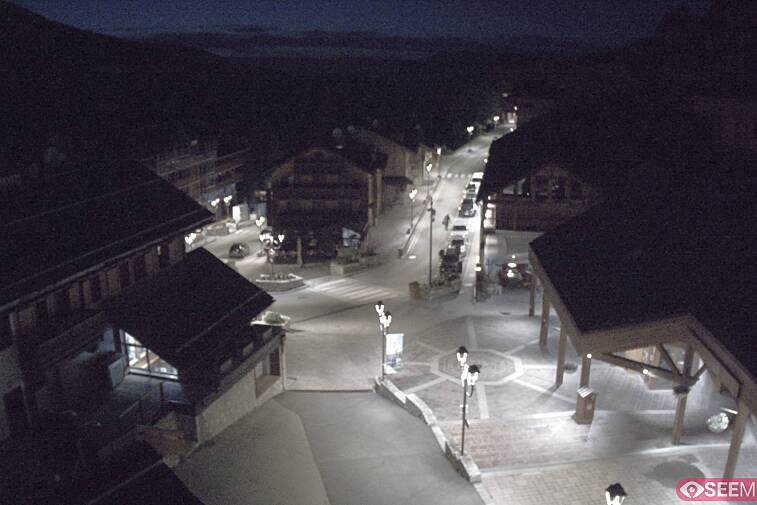 Webcam view of the square at the heart of Meribel, as seen from Hotel Le Doron. On the right is the Tourist Office and main Post Office. Sometimes you can see live entertainment in the square in front