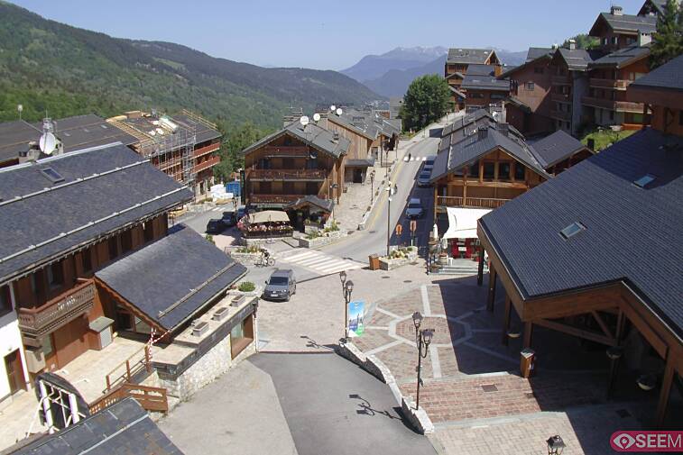 Webcam view of the square at the heart of Meribel, as seen from Hotel Le Doron. On the right is the Tourist Office and main Post Office. Sometimes you can see live entertainment in the square in front