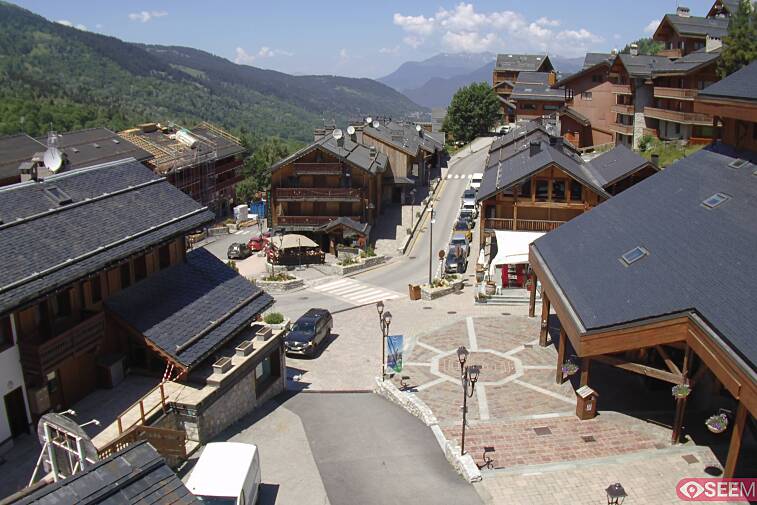 Webcam view of the square at the heart of Meribel, as seen from Hotel Le Doron. On the right is the Tourist Office and main Post Office. Sometimes you can see live entertainment in the square in front