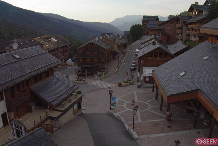 Webcam view of the square at the heart of Meribel, as seen from Hotel Le Doron. On the right is the Tourist Office and main Post Office. Sometimes you can see live entertainment in the square in front