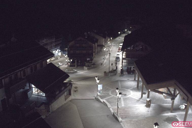 Webcam view of the square at the heart of Meribel, as seen from Hotel Le Doron. On the right is the Tourist Office and main Post Office. Sometimes you can see live entertainment in the square in front