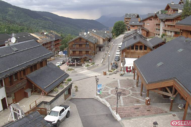 Webcam view of the square at the heart of Meribel, as seen from Hotel Le Doron. On the right is the Tourist Office and main Post Office. Sometimes you can see live entertainment in the square in front
