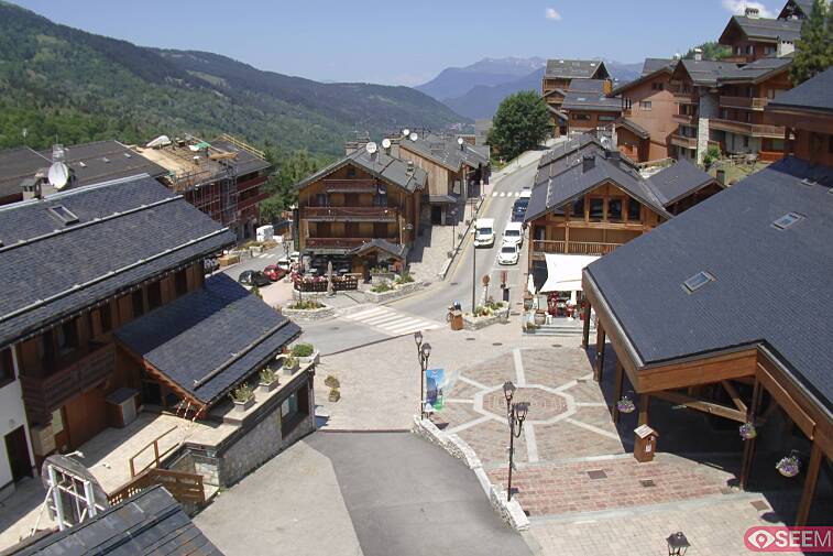 Webcam view of the square at the heart of Meribel, as seen from Hotel Le Doron. On the right is the Tourist Office and main Post Office. Sometimes you can see live entertainment in the square in front